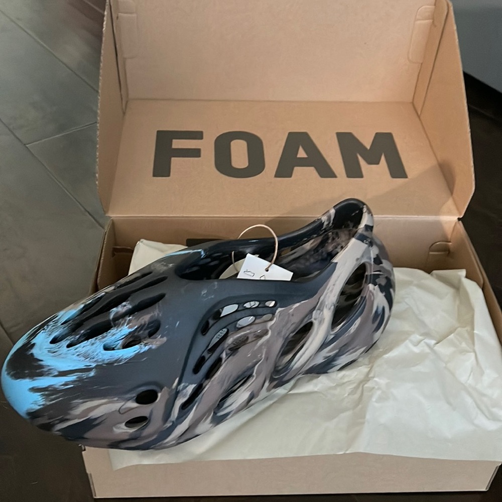 YEEZY RUNNER SIZE 10